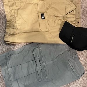 Mens Oakley bundle cargo shorts and hat.